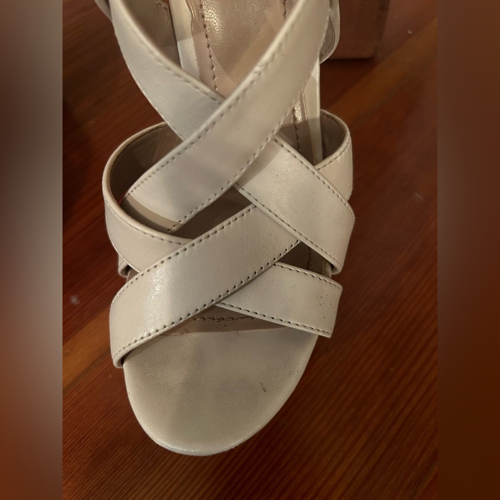 Vince Camuto Size 7.5 M Off White Open Toe Platform Leather Duval - Picture 3 of 11
